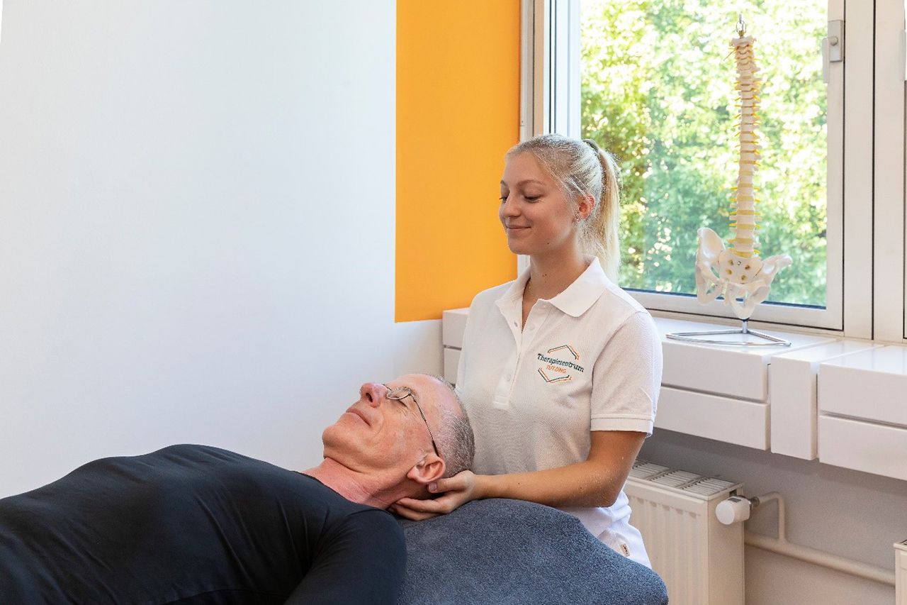 Osteopathie am Kopf eines Patienten