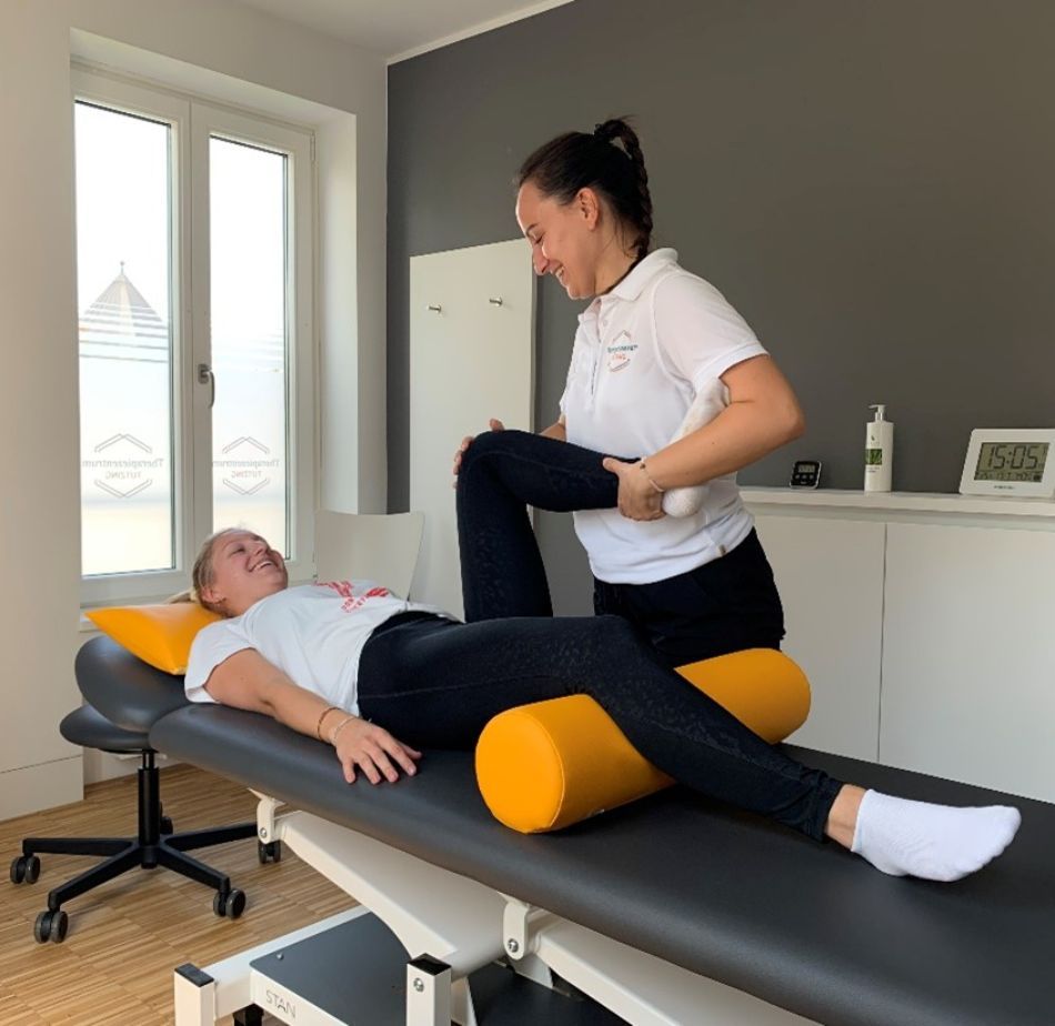 Behandlung eines Beines mit Hilfe von Physiotherapie
