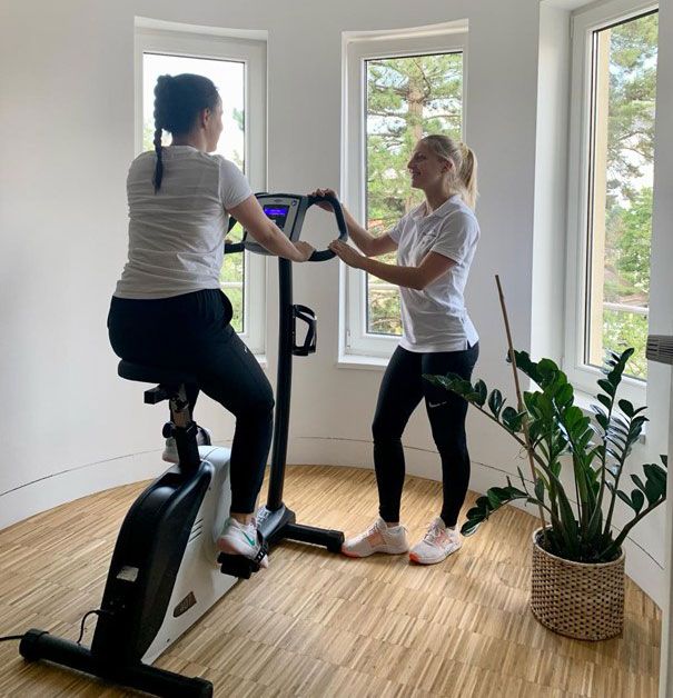 Trainingstherapie auf einem Indoor-Fahrrad